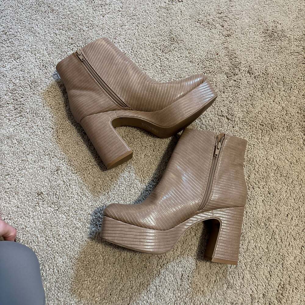 Chinese Laundry Platform Boots - Picture 5 of 5